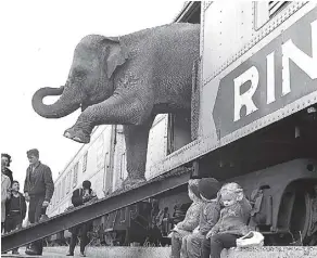  ?? THE ASSOCIATED PRESS/FILES ?? An elephant walks out of a train car as young children watch in the Bronx railroad yard in New York in 1963.