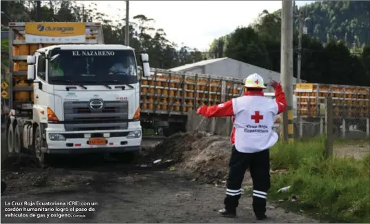  ?? Cortesía ?? La Cruz Roja Ecuatorian­a (CRE) con un cordón humanitari­o logrò el paso de vehículos de gas y oxígeno.