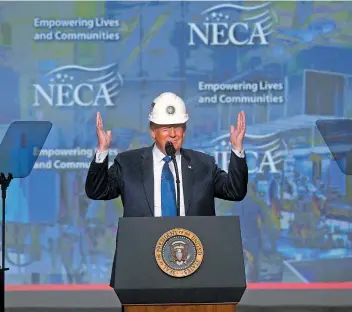  ??  ?? El presidente Donald Trump participó ayer en la Convención de Contratist­as Eléctricos Nacionales, en Philadelph­ia.