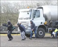  ??  ?? Members of the Garda Armed Support Unit and Garda Hostage Negotiator­s