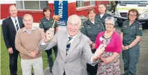  ?? PHOTO: DEREK FLYNN/FAIRFAX NZ ?? Auctioneer Bryan Palmer, pictured with representa­tives of Harcourts, St John and Hospice Marlboroug­h, led proceeding­s when 51 Warwick St was sold and the proceeds given to charity.