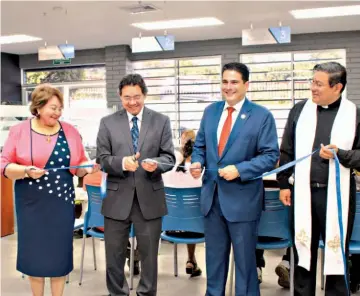  ??  ?? Nuevo modelo. El centro de negocios de DELSUR fue inaugurado por su gerente general, Roberto González, junto al alcalde de Santa Tecla, Roberto d'aubuisson, y la alcaldesa de Antiguo Cuscatlán, Milagro Navas.