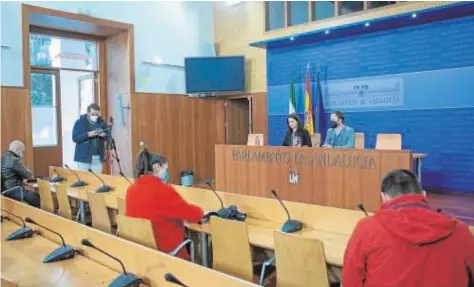  ?? // VANESSA GÓMEZ ?? Los diputados del PP Ana Vanessa García y Erik Domínguez, ayer en la sala de prensa del Parlamento