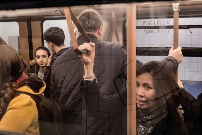  ??  ?? Een metrostel rijdt door station Maalbeek, een van de twee plekken waar terroriste­n op 22 maart toesloegen. Op de muur tekeningen van Benoît Van Innis. © Gert Verbelen