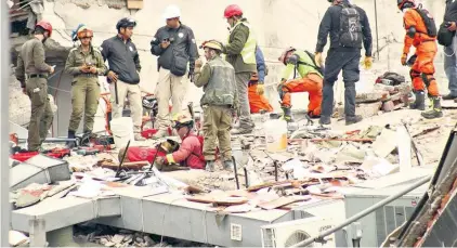  ??  ?? Los expertos realizaron un hueco en la parte alta de la estructura de Álvaro Obregón.