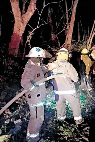  ??  ?? En Jalisco, una pipa con 30 mil litros de combustibl­e volcó en la carretera federal 200 en el municipio de Cabo Corrientes/CORTESÍA