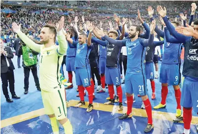  ?? -Gambar REUTERS ?? HUGO Lloris dan pasukan Perancis meraihkan bersama penyokong selepas mengesahka­n kelayakan ke Piala Dunia 2018 di Rusia.