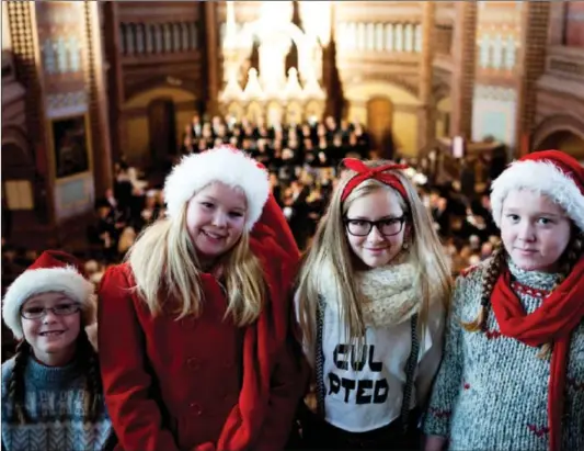  ?? ALLE FOTO: OLE HENRIK DYRSETH ?? NISSER: (f.v.) Andrine Meek (9), Stella Marie Danielsen (10), Hedda Omsland (10) og Emma Håland Skilbred (10) er med på Suonis Jul for andre året på rad. De var alle enige om at konserten fikk dem i en koselig julestemni­ng. Andrine, Stella og Emma deltok også i et juletog for anledninge­n.