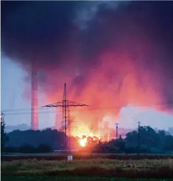  ?? Foto: Sebastian Pieknik/news5, dpa ?? Um 5.15 Uhr explodiert am Samstagmor­gen ein Anlagentei­l der Bayernoil Raffinerie in Vohburg. Ein Großbrand bricht aus und es wird Katastroph­enalarm ausgelöst. Bis Mittag ist das Feuer unter Kontrolle gebracht.