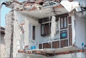  ?? — REUTERS ?? A damaged building in Rovereto Sulla Secchia near Modena on Tuesday after the earthquake struck.