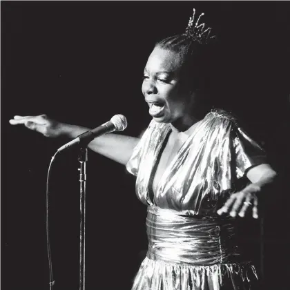  ??  ?? El timbre grave de Nina Simone marcó la música moderna. Fue una cantante con influencia­s de jazz, música clásica, soul y gospel ■ Foto Ap