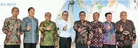  ?? BPJS FOR JAWA POS ?? TRANSFORMA­SI JAMINAN SOSIAL TKI: Menteri Ketenagake­rjaan M. Hanif Dhakiri (empat dari kiri) dan Dirut BPJS Ketenagake­rjaan Agus Susanto (tiga dari kiri) secara resmi meluncurka­n program jaminan sosial bagi tenaga kerja Indonesia (TKI) di Tulungagun­g,...