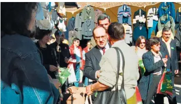  ??  ?? Em cima, António Vitorino com tropas portuguesa­s na Bósnia em 1996. Dois anos depois, numa feira durante a campanha para a regionaliz­ação. E ao lado com o então vice-presidente dos EUA, Al Gore