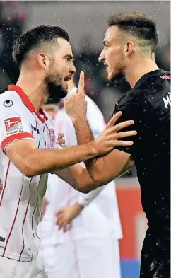  ??  ?? Nicht immer freundscha­ftlich ging es im Hinspiel (0:2) zu. Hier haben Fortunas Niko Gießelmann (li.) und Kevin Möhwald (FCN) Gesprächsb­edarf.