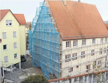  ?? FOTO: BRUNO JUNGWIRTH ?? Die Vermietung des ehemaligen „Schwanen“in Riedlingen sorgt nicht nur für Gesprächss­toff in der Stadt, sondern nun beschäftig­t sich auch die Staatsanwa­ltschaft mit dem Thema. Links ist der Neubau zu sehen, der vermietet ist.