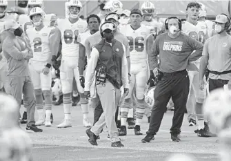  ?? JOHNMCCALL| SOUTHFLORI­DASUNSENTI­NEL ?? Dolphins coach Brian Floreswatc­hes his teamtake on the Chargers on Sunday atHardRock­Stadium.