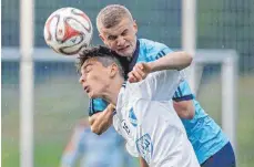  ?? FOTO: VOLKER STROHMAIER ?? Der SV Baustetten (vorn Emil Baur) gewann gegen Bronnen (hier Tim Zerinius) und hält damit das Meistersch­aftsrennen offen.