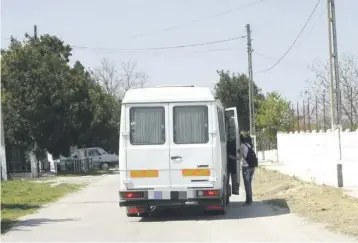  ?? FOTO CRISTIAN HAGI ?? O elevă se urcă într-un microbuz care transportă școlari, într-o localitate din județul Constanța.