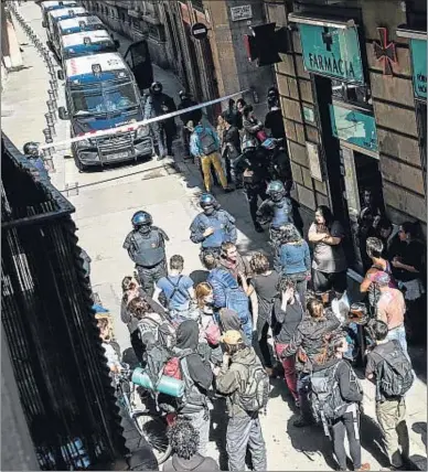  ?? XAVIER CERVERA ?? Un grupo de manifestan­tes protesta a las puertas del edificio contra el desalojo