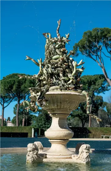  ??  ?? « La Fontaine aux serpents ». 2016 Exposition « La Messaggera di Villa Medici »
à la Villa Médicis, Rome. Hiver 2016-2017
“Snake Fountain” at the Villa Medici