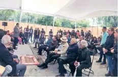  ??  ?? El jefe de Gobierno, José Ramón Amieva, acudió al inmueble de Ámsterdam, en la colonia Condesa, para informar que apoyará a los damnificad­os.