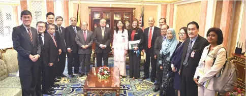  ??  ?? Abang Johari (eighth left) and Uggah (seventh left) in a photocall with Kok (ninth left), Zurinah (tenth left) and other delegates.