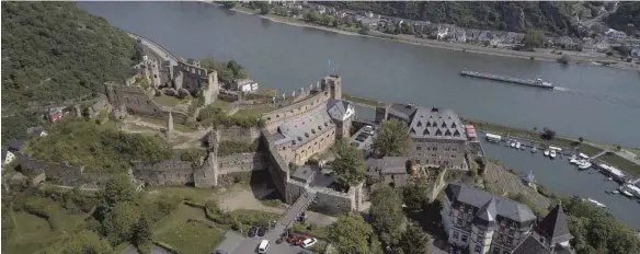  ?? FOTO: DPA ?? Repräsenta­tives Gemäuer: Burg Rheinfels, aufgenomme­n mit einer Drohne.