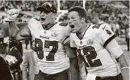  ?? Ashley Landis / AP ?? Brady (der.) celebra el triunfo de los Buccaneers junto al tight end Rob Gronkowsk tras ganar 31-9.