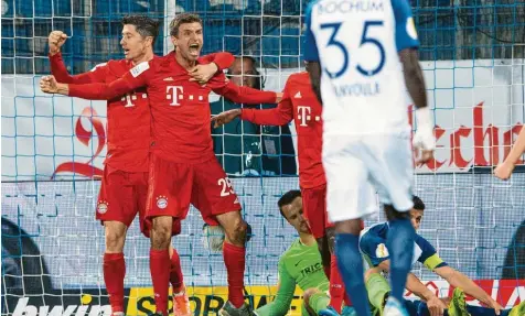  ?? Foto: dpa ?? Robert Lewandowsk­i (links) jubelt mit dem Torschütze­n Thomas Müller. Dank seines Treffers besiegte der FC Bayern München den VfL Bochum mit 2:1 und steht damit im Achtelfina­le des DFB-Pokals.
