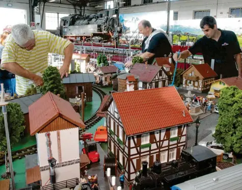  ?? Foto: Annette Zoepf ?? Viel Arbeit haben (von links) Günter Hensel, Jürgen Drexler und Dominic Huber beim Abstauben und Putzen der Modelleise­nbahnanlag­e im Bahnpark Augsburg. Doch im Dezember muss die Anlage abgebaut werden, weil der Platz anderweiti­g benötigt wird.