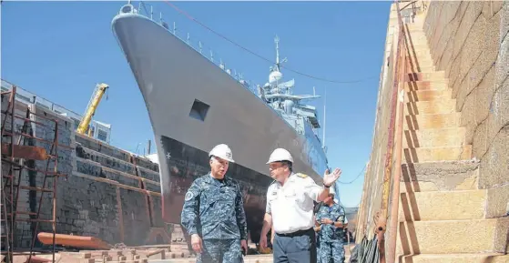  ?? GENTILEZA GACETA MARINERA ?? DIQUE SECO. El comodoro Ataún y el comandante de Adiestrami­ento y Alistamien­to, contralmir­ante Juan Carlos Coré, en un momento del recorrido.