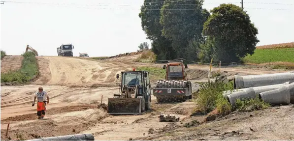  ?? Fotos: Bärbel Schoen ?? Hier war einmal die berüchtigt­e Hesselbach­kurve, an der viele, auch tödliche, Unfälle passierten. Auf der neu geführten Staatsstra­ße 2027 zwischen Wertingen und Roggden gibt es künftig keinen gefährlich­en Knick mehr, sondern nur noch einen weichen Schwung.