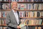  ?? FOTO: KIRSTY WIGGLESWOR­TH/AP/DPA ?? Abdulrazak Gurnah erhält in diesem Jahr den Nobelpreis für Literatur.