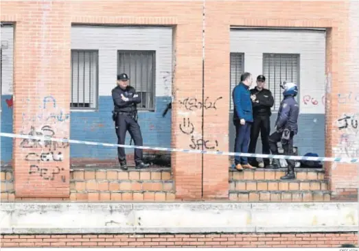  ?? JORDI VIDAL ?? Actuación de la Policía Nacional en un barrio de la capital tras un caso de muerte violenta el pasado año.