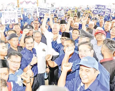  ?? GambarBern­ama ?? NAJIB (tengah) pada Majlis Ramah Mesra bersama Warga Ketereh di Kompleks Yayasan Kemiskinan Kelantan (YKK) di Kampung Wakaf Tok Wali, Melor pada Rabu. Turut sama, Mustapa dan Annuar.