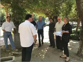  ?? Bill Reynolds/ For The Signal ?? Julia Regan, right, project manager for the city of Santa Clarita, stands beside Bill Reynolds on Thursday and discusses the constructi­on to take place in Veterans Historical Plaza.