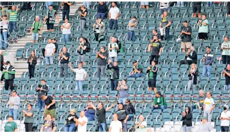  ?? FOTO: DIRK PÄFFGEN ?? Beim DFB-Pokalspiel von Borussia Mönchengla­dbach gegen Oberneulan­d durften schon mal 300 Fans ins Stadion.