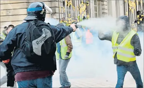  ?? JEAN-CHRISTOPHE VERHAEGEN / AFP ?? Las protestas de los chalecos amarillos ponen en cuestión el cumplimien­to de los objetivos de déficit en Francia