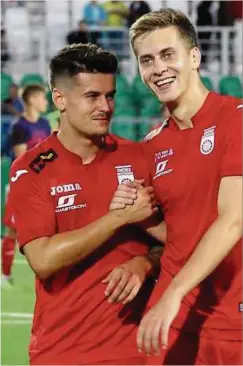  ?? Photo: FC Oufa ?? Olivier Thill félicite le buteur et héros du jour Daniil Fomin après la victoire du FC Oufa face au Zenit.