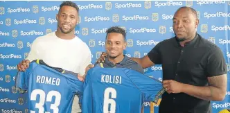  ?? Picture: GALLO IMAGES/GRANT PITCHER ?? SIGNED UP: Siya Kolisi (Springbok captain), Kermit Erasmus and Benni McCarthy (head coach) at the Cape Town City FC press conference on Thursday.