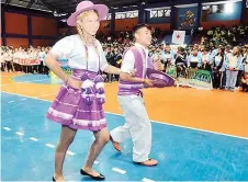  ??  ?? Jóvenes del centro Don Bosco “A” bailan salay.