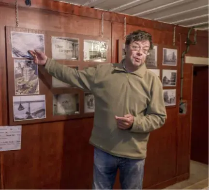  ?? FOTO'S KIONI PAPADOPOUL­OS, BUNKER MUSEUM ANTWERPEN ?? Gids Dirk Peeters in de bunker in park Den Brandt. “Hier hingen geen foto’s van naakte vrouwen aan de muur,” vertelt hij, “dat was verboden. In een bunker vond je vooral nazislogan­s en toilethumo­r.”