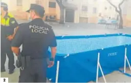  ??  ?? 2 y 3. Las dos piscinas desmontabl­es que los agentes han retirado de la vía pública en la barriada.