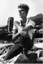  ?? © Nachlass Helmut Newton/ courtesy Schirmer/Mosel ?? David Bowie, Monte Carlo 1983 (Tafel 91)