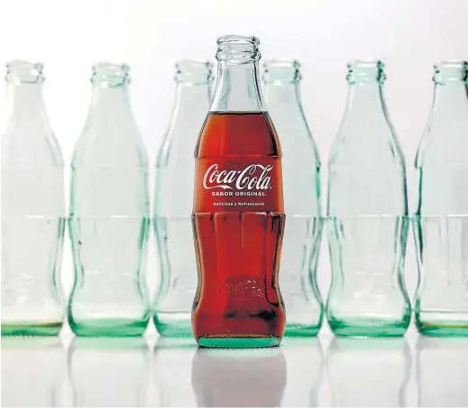  ?? COCA-COLA ?? La botella de vidrio retornable ha cumplido siete décadas en España, siendo el envase más apreciado por los consumidor­es.
