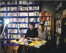  ?? PROVIDED BY LI SUWAN ?? Li Suwan (right) and writer Chen Keshu on Mazi bookstore’s livestream­ing in memory of poet Haizi
