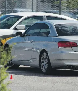  ?? PETER McCABE ?? An Ontario-registered vehicle with a bullet hole in the driver-side door sits behind Sûreté du Québec headquarte­rs, in Vaudreuil-Dorion.