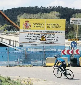  ?? Agustí Ensesa / arxiu ?? Obres d’un pont sobre el Ter durant els anys del càrtel