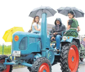  ?? FOTOS: FRIEDRICH HOG ?? Trotz Regenwette­r herrschte gute Stimmung beim Oldtimer-Umzug in Griesingen.