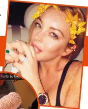  ??  ?? 女星琳賽蘿涵（上圖，取材自Instagr­am）旅遊時發生意外手指受­傷，在snapchat與­Instagram上­貼出手指包紮繃帶的短­片 （圓圖，取材自snapcha­t）。